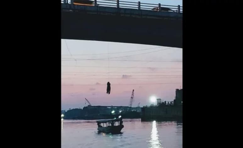 Los restos de la víctima estaban colgados del puente Tuxpan y su rostro cubierto con una sábana. (EL UNIVERSAL)