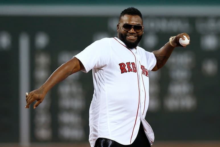 David Ortiz lanzó la primera bola en el juego de ayer entre Medias Rojas de Boston y los Yanquis de Nueva York. (AP) 
