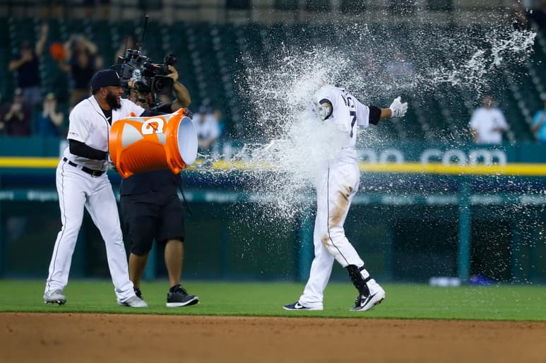 Ronny Rodríguez 'baña' a Jordy Mercer, el héroe del juego. (AP)
