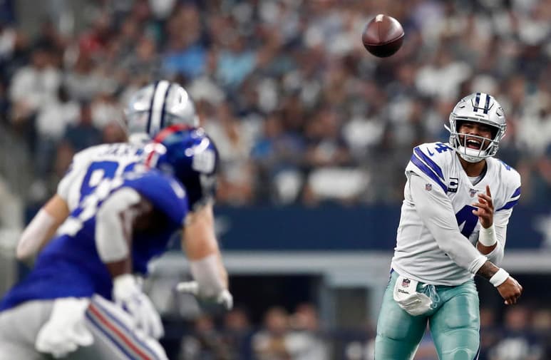 Dak Prescott (d) tuvo un rating perfecto en el duelo ante los Gigantes, en el primer partido de Kellen Moore como coordinador ofensivo de Dallas. (EFE)