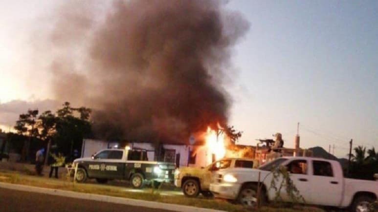 Tres personas más reciben atención médica en diferentes hospitales, a donde fueron trasladados después de que varias personas arrojaran botellas con gasolina al interior de un domicilio.