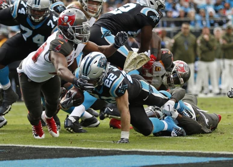 El corredor Christian McCaffrey (22) es una de las principales armas a la ofensiva de las Panteras. (ARCHIVO)
