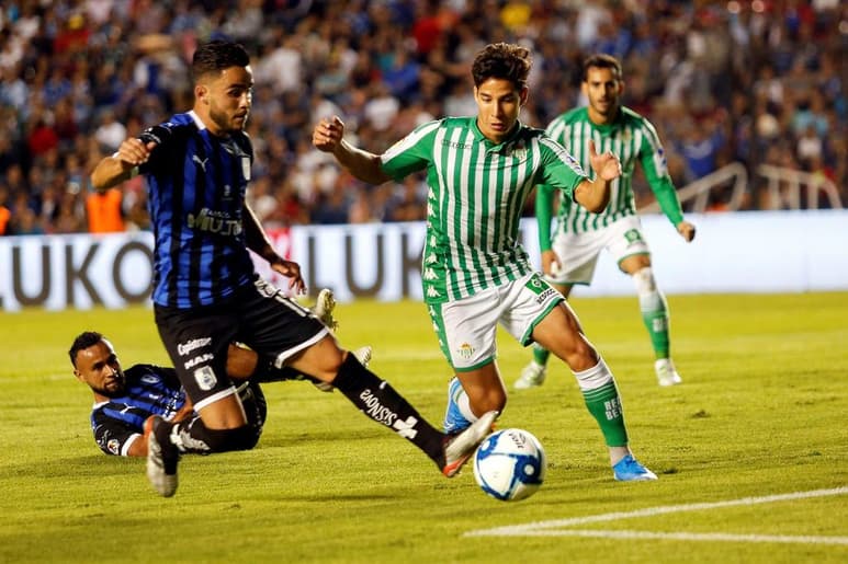 Diego Lainez (d) apenas ha jugado 15 minutos esta temporada con el Betis, que está en el lugar 15 de la Liga con 3 puntos. (ARCHIVO)