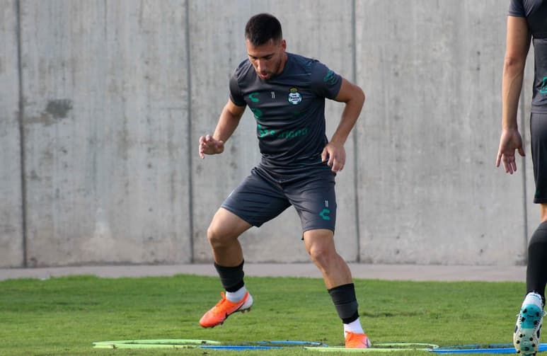 Fernando Gorriarán durante el entrenamiento de ayer de los Guerreros, en las canchas alternas del Territorio Santos Modelo. (CORTESÍA SANTOS)