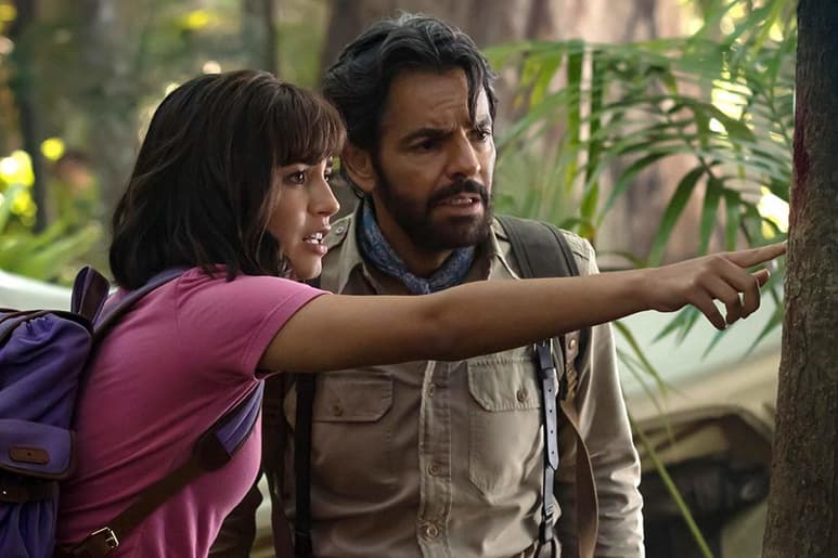 En la pantalla. La joven actriz de raíces peruanas, Isabela Moner, en una de las escenas al lado del mexicano Eugenio Derbez. (ESPECIAL)