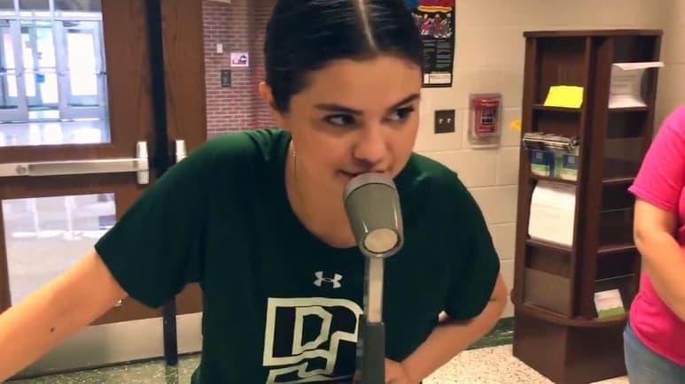 En redes sociales circula un video de Selena Gomez visitando su antigua escuela en Texas. (ESPECIAL)