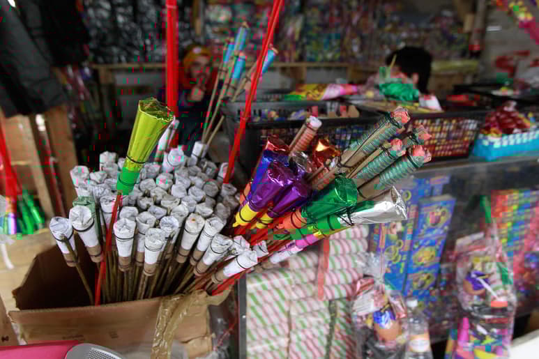 Para prevenirlo, la institución recomendó a la población extremar precauciones con los menores en la compra y uso de juegos pirotécnicos. (ESPECIAL)