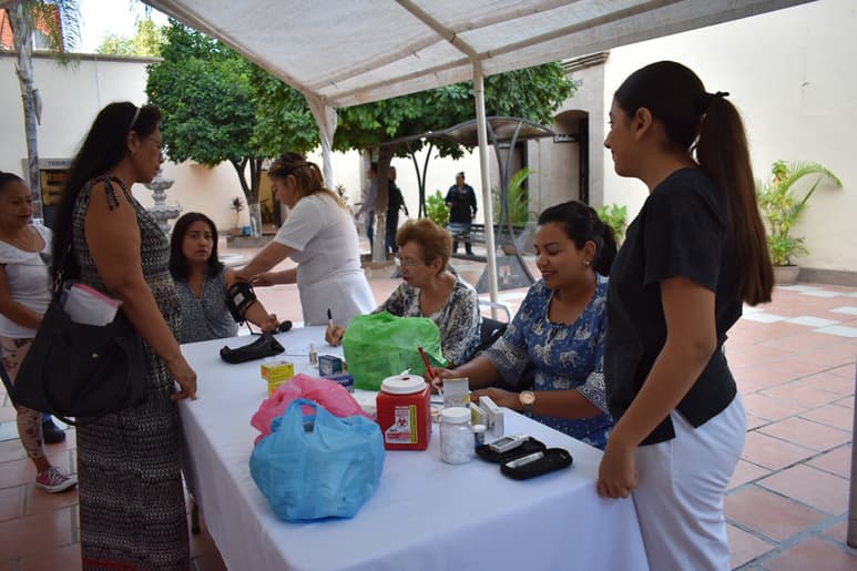 Con brigada de salud, buscan detectar enfermedades crónico-degenerativas. (EL SIGLO DE TORREÓN/EDITH GONZÁLEZ)