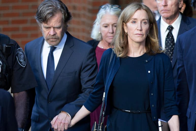Felicity Huffman fue sentenciada a 14 días de prisión, multa económica de 30 mil dólares, 250 horas de servicio comunitario y un año de libertad supervisada. (EFE)
