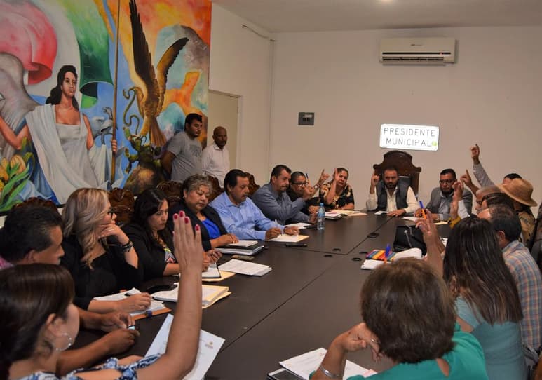 Con la abstención de los cuatro regidores y el síndico de minoría postulados por el Partido Revolucionario Institucional (PRI), por mayoría con 12 votos a favor se aprobó la propuesta que fue presentada por la Comisión de Hacienda y Cuenta Pública. (EL SIGLO DE TORREÓN)