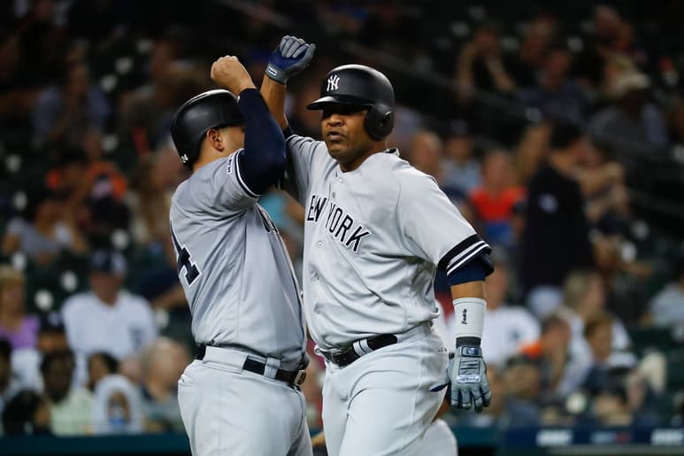 Edwin Encarnación (d) celebra con Gary Sánchez tras un jonrón. (AP)