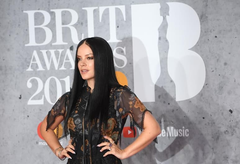 Confesión. La cantante británica Lily Allen dice que Warner Music no adoptó medidas ante su agresión sexual. (AP)