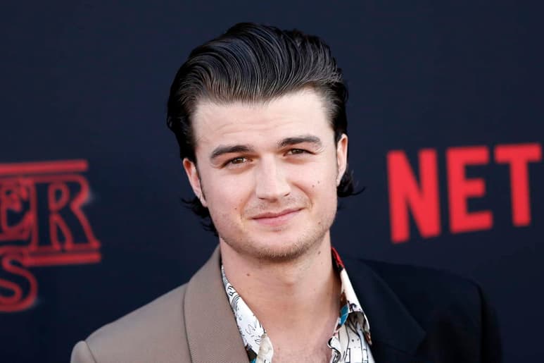 Joe Keery es el blanco de las burlas en redes sociales y es que durante la alfombra roja de la presentación del nuevo perfume de Chanel, el actor lució un peinado que comúnmente en México se le conoce como de jícar. (ARCHIVO)