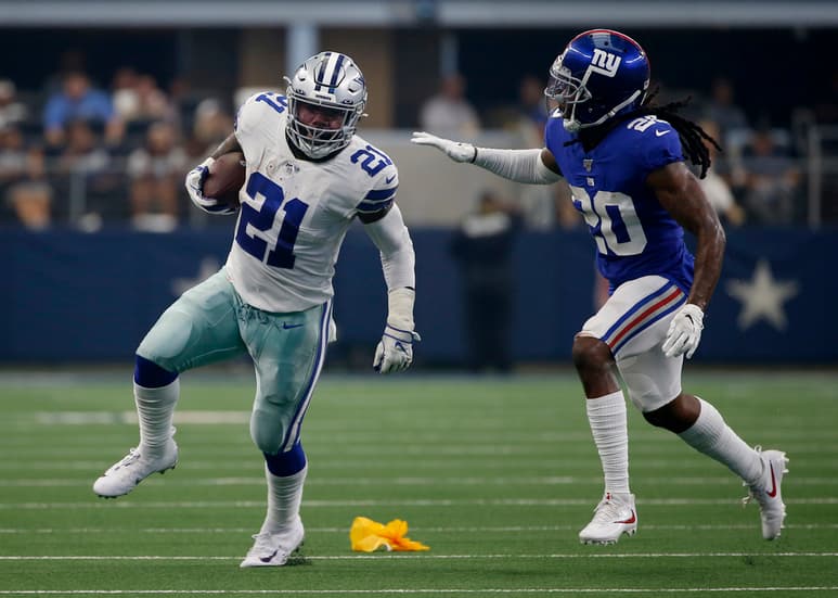 Ezekiel Elliott (i) tuvo solo 14 toques de balón en el juego de la semana 1 ante los Gigantes, en el que no participó en el último cuarto.