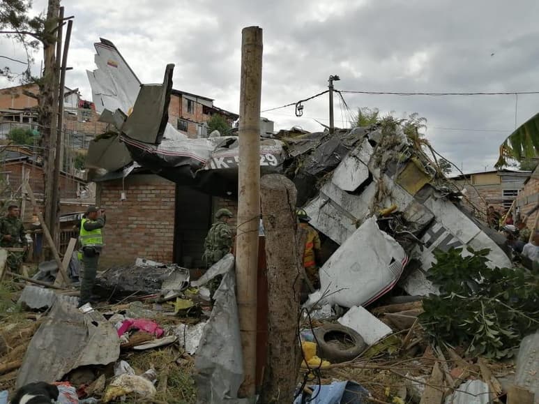 Los restos del avión quedaron sobre el tejado de varias viviendas del barrio Junín, situado cerca de la pista del aeropuerto. (ESPECIAL)