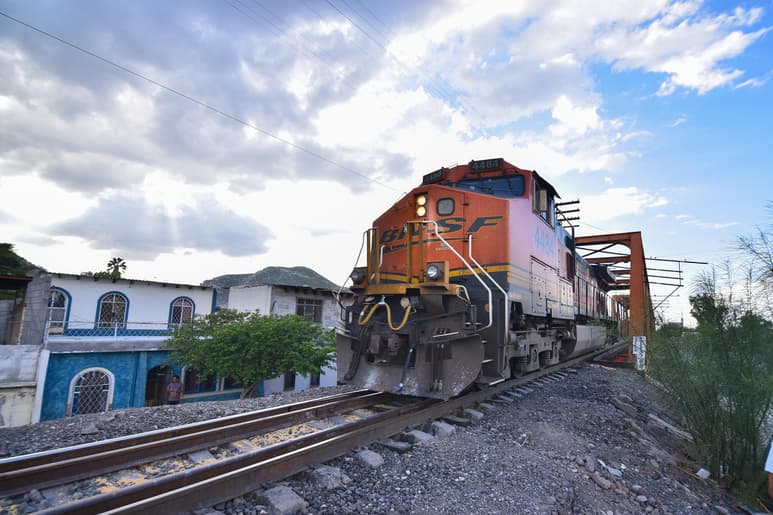 El “puente Negro” y las vías del ferrocarril son elementos clave en el desarrollo de la ciudad. (ERNESTO RAMÍREZ)