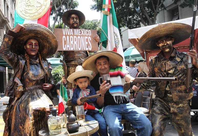 Las festividades se extendieron por toda la zona aledaña y en la Alameda Central, grupos de personas llegaron con cometas para unirse a las celebraciones. (EFE)