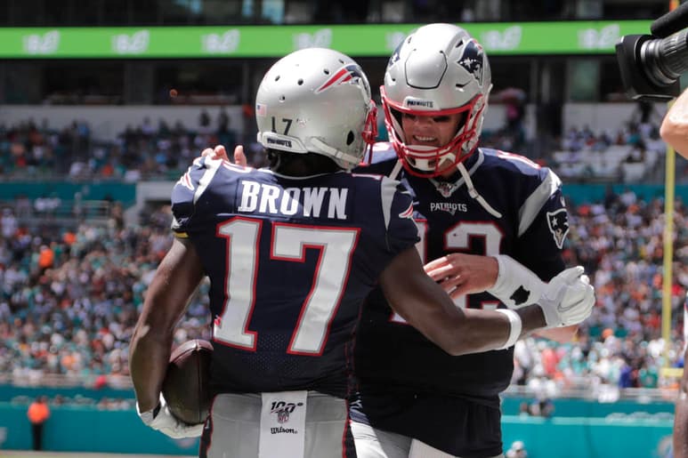 Brown firmó con los Patriotas luego de ser liberado por Raiders. (AP)