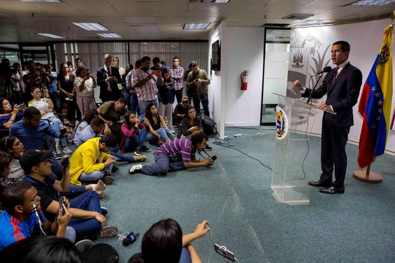El anuncio se hace menos de 24 horas después de que el líder del Parlamento, Juan Guaidó, a quien más de 50 países reconocen como presidente interino, anunciara que su formación abandonó el diálogo que mantenía con el Gobierno de Nicolás Maduro con el auspicio de Noruega, y más de 40 días después que lo hiciera el líder chavista. (EFE)