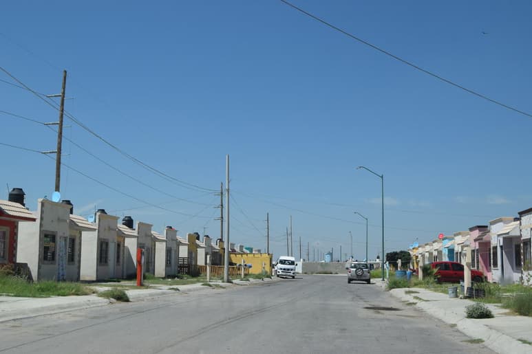 Algunas de esas casas se construyeron en espacios irregulares, donde hay paso de gasoductos o problemas de drenaje, de agua y en ocasiones con materiales de baja calidad. (ESPECIAL)
