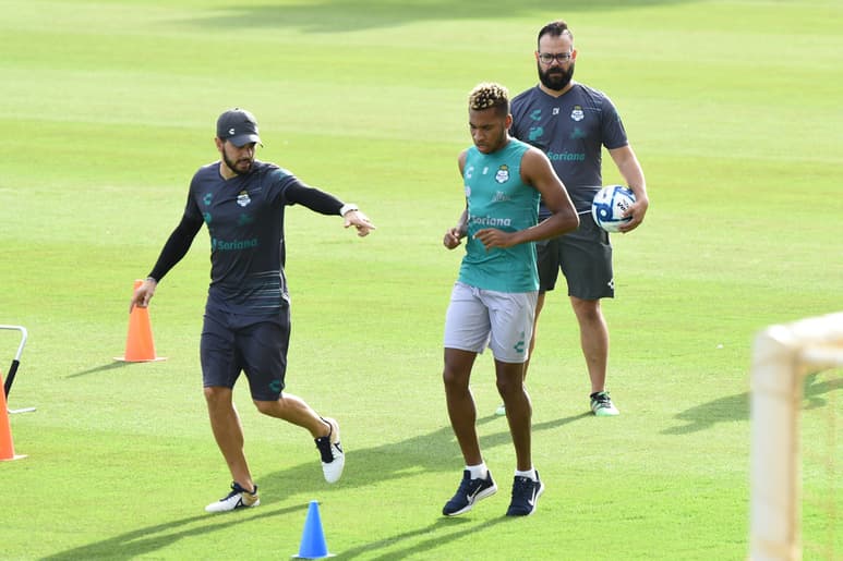 El ecuatoriano Ayrton Preciado se entrenó al parejo con sus compañeros de cara al duelo de este fin de semana ante Atlético de San Luis. (ARCHIVO)