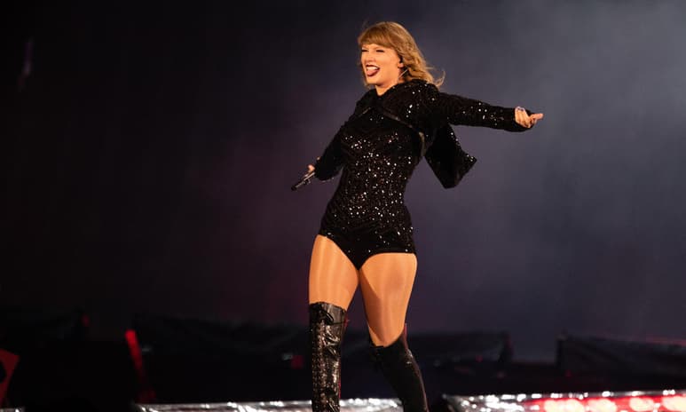 La intérprete de You need to calm down pasará a la historia como la primera mujer en dar el concierto de apertura en un estadio de la NFL. (ARCHIVO)