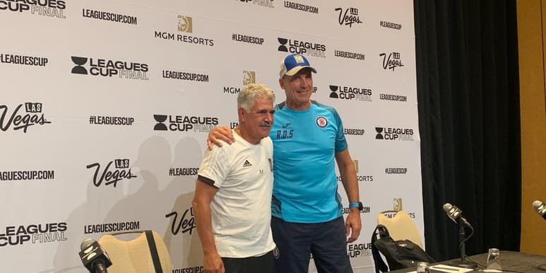 Ricardo Ferretti y Robert Dante Siboldi durante la conferencia de prensa previa a la disputa por el título. (ESPECIAL)