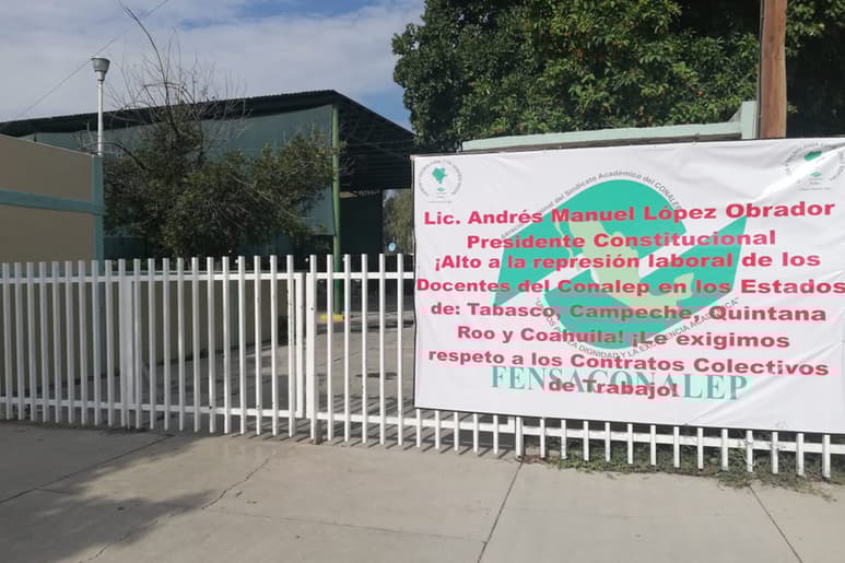 Fensaconalep va por plantón permanente en el Palacio Federal para exigir que no se lesionen sus derechos laborales. (EL SIGLO DE TORREÓN)