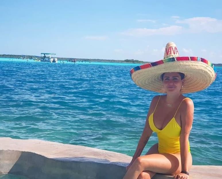 Tranquila. En su Instagram, subió varias fotos posando en las playas de Bacalar con un traje de baño amarillo y sombrero. (ESPECIAL)