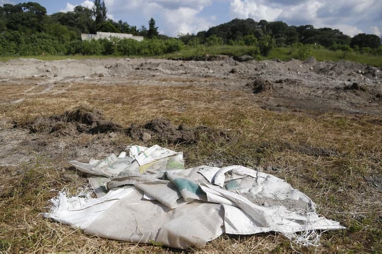 Debido al clima lluvioso los peritos suspendieron la búsqueda este miércoles y tienen previsto reanudarla mañana jueves por lo que el número de bolsas con restos humanos podría incrementarse.
