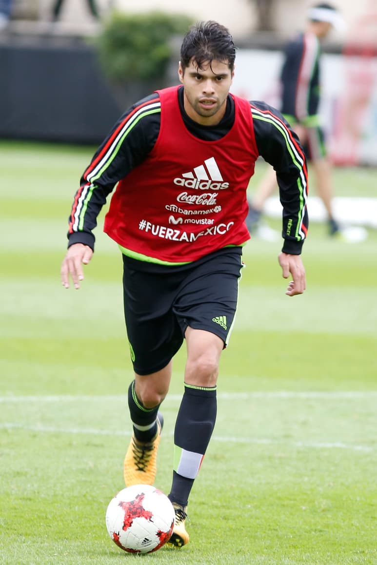 Néstor Araujo tuvo un mal partido en la goleada que sufrió la Selección Mexicana ante Argentina durante la última fecha FIFA. (ARCHIVO)