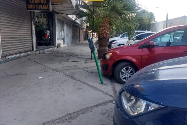 Este artefacto ya tiene varios meses en las mismas condiciones, sin que a la fecha las autoridades hayan hecho algo para arreglarlo. (EL SIGLO DE TORREÓN)