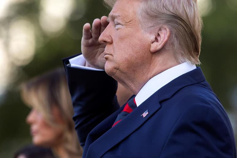 'He tenido conversaciones con muchos líderes, siempre son apropiadas, del más alto nivel. Lucho muy fuerte por este país, este es solo otro intento de ataque político', afirmó Trump. (EFE)