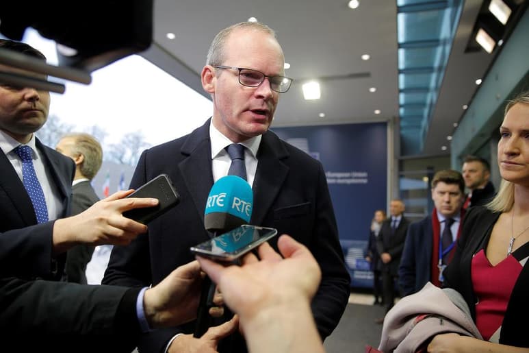 El viceprimer ministro irlandés, Simon Coveney, advirtió este viernes de que todavía quedan serios problemas por resolver antes de que Dublín pueda dar el visto bueno a un nuevo acuerdo de salida del Reino Unido de la Unión Europea. (ARCHIVO)