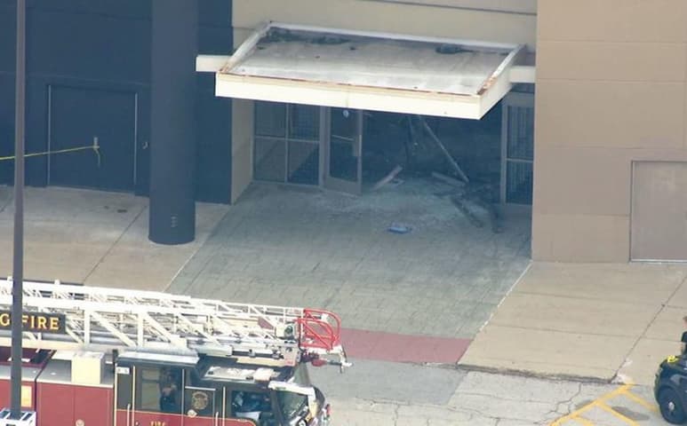 El FBI informó en su cuenta de Twitter que están al tanto de la situación en el centro comercial Schaumburg. (TWITTER)