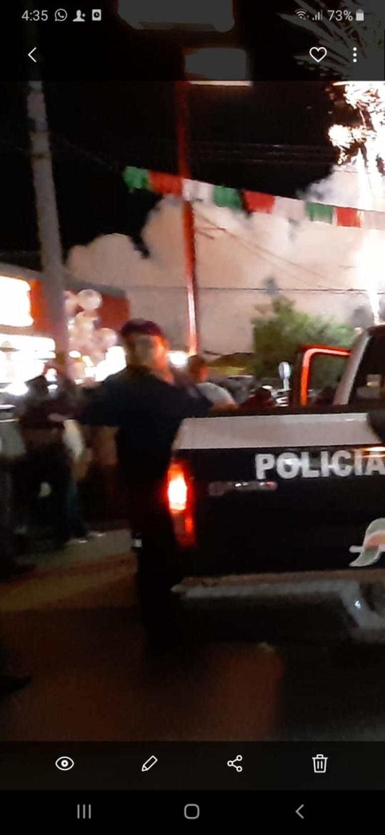 La reportera, que era acompañada por sus dos hijas, le explicó al uniformado que trabaja para un medio local y que sólo estaba haciendo fotografías del desfile. (EL SIGLO COAHUILA)