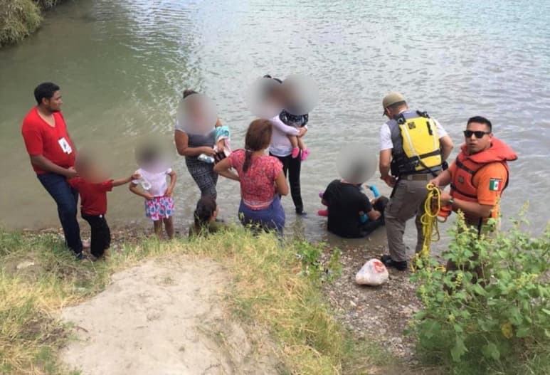 Los elementos del Grupo BETA ingresaron a las aguas del río Bravo y con el uso de cuerdas, ayudaron a cuatro mujeres adultas, dos hombres adultos y cuatro menores de edad. (EL SIGLO COAHUILA)