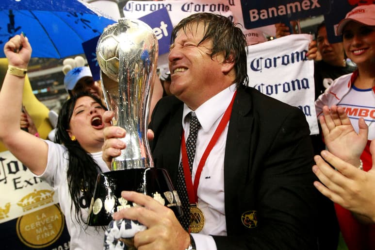 Miguel logró su primer campeonato como estratega la noche del 26 de mayo de 2013, cuando en la final el América se impuso desde los penales ante Cruz Azul. (ARCHIVO)