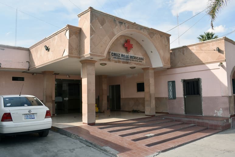 En una ambulancia, se llevaron a la persona lesionada a las instalaciones de la Cruz Roja de Gómez Palacio. (EL SIGLO DE TORREÓN)