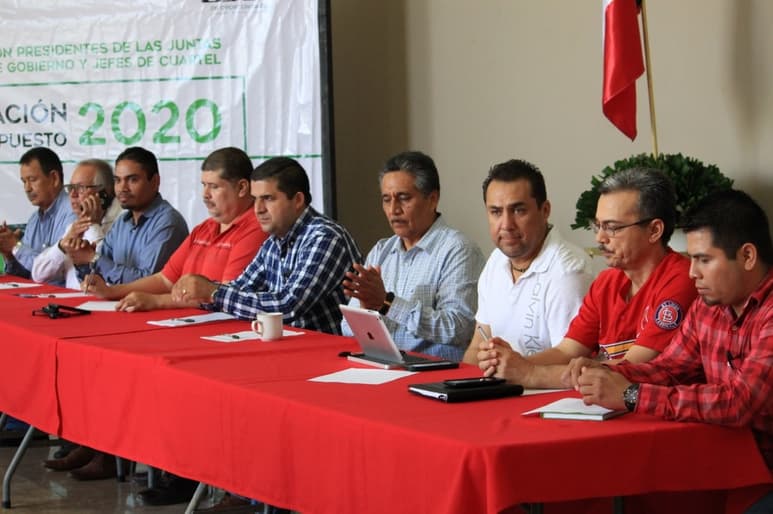 Representantes de villas y comunidades entregan demandas para que sean tomadas en cuenta. (EL SIGLO DE TORREÓN)