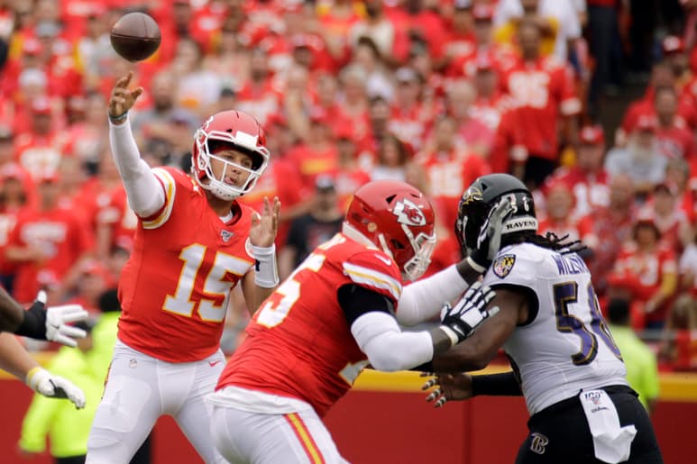 Patrick Mahomes (i) llegó a 10 pases de anotación en la campaña. (AP)