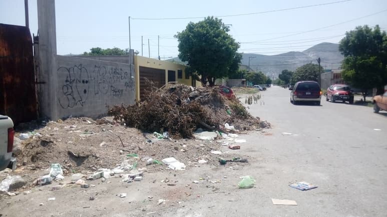 La gente tiene que bajar de la banqueta debido a la acumulación de basura que impide su paso. (EL SIGLO DE TORREÓN)