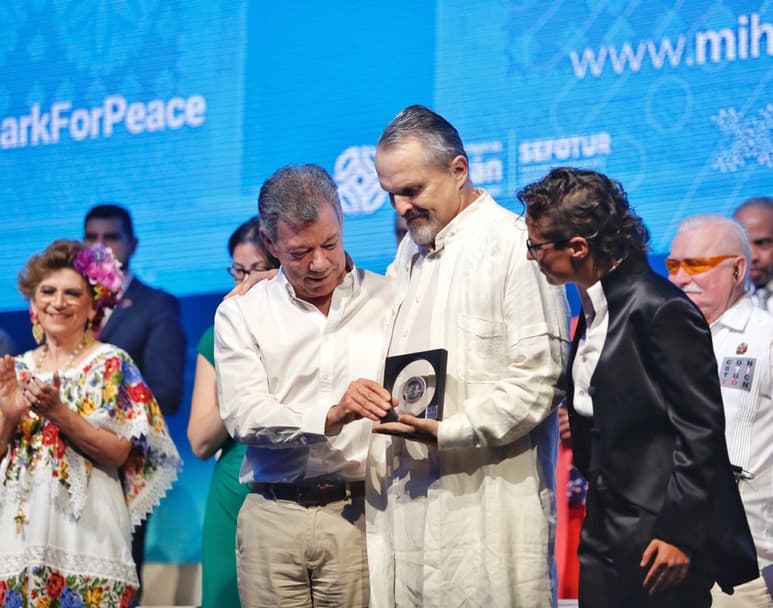 Evento. De manos de Juan Manuel Santos, el intérprete de Morena mía recibió la distinción. (CORTESÍA OCESA SEITRACK)