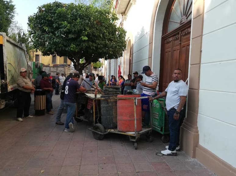 Trabajadores sindicalizados del municipio mantienen tomada la presidencia de Lerdo; demandan el pago a pensionados y trabajadores activos que no han recibido su sueldo en lo que va de este mes. (EL SIGLO DE TORREÓN)