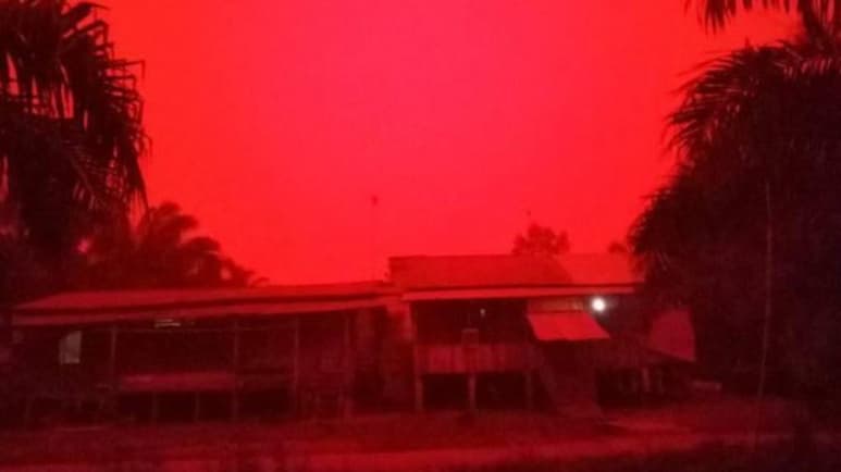 Los residentes de la región de Jambi, en Indonesia, compartieron imágenes en redes sociales de un humo rojo que oscureció el día, mientras que la Agencia de Meteorología, Climatología y Geofísica (BMKG) de esa nación, explicó que se trató de partículas tóxicas en el aire. (TWITTER)
