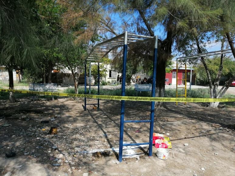 La familia refirió a las autoridades que Osiel salió la noche del domingo para ir a tomar algo con una de sus amigas y fue hasta la mañana que les notificaron que lo encontraron ahorcado.
(EL SIGLO DE TORREÓN)