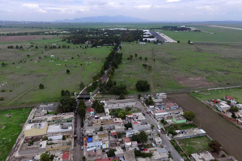 El colectivo #NoMásDerroches que se opone a la construcción del aeropuerto de Santa Lucía anunció que la Secretaría de la Defensa Nacional (Sedena) solicitó a un juez invocar el 'interés nacional' para decretar como Instalaciones Estratégicas todos los bienes de la instalación. (ARCHIVO)