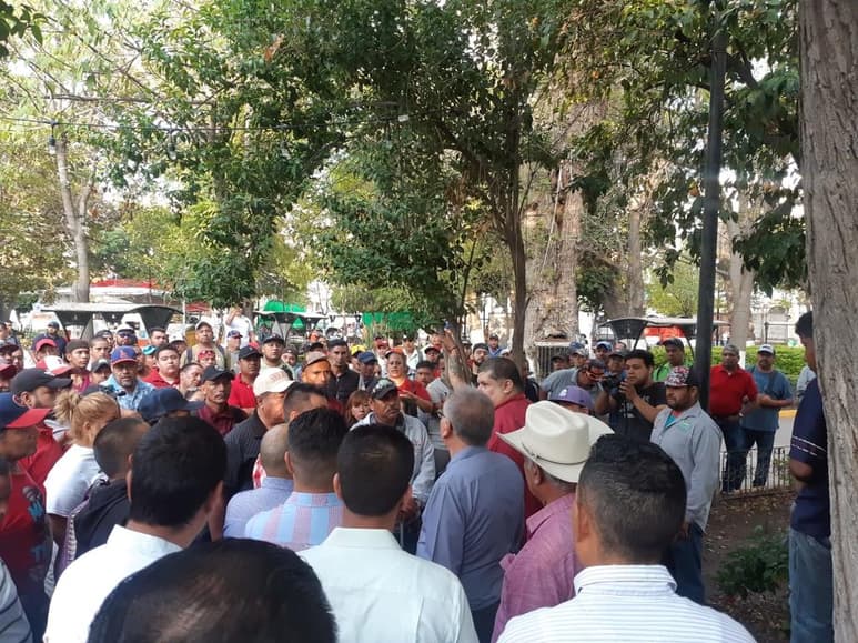 Por segundo día consecutivo, trabajadores de limpieza de Lerdo mantienen el paro de labores y cerrada la presidencia municipal; advierten con extender el plantón a otros departamentos que se encuentran fuera del edificio. (EL SIGLO DE TORREÓN)