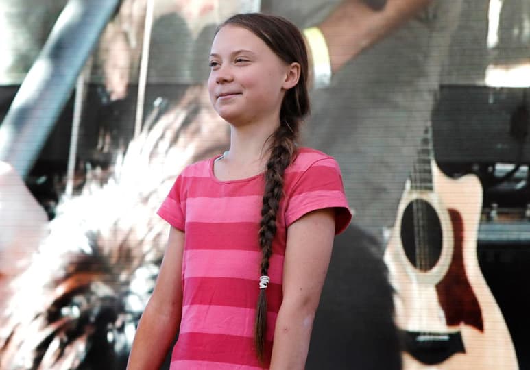 La joven activista sueca Greta Thunberg hizo suya la ironía del presidente de EUA, Donald Trump, y en su perfil de Twitter se definió como una 'una joven muy feliz mirando hacia un futuro brillante y maravilloso'. (ARCHIVO)