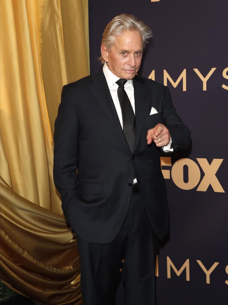 Activo. Michael Douglas participa en la comedia televisiva The Kominsky Method. (ARCHIVO) 
